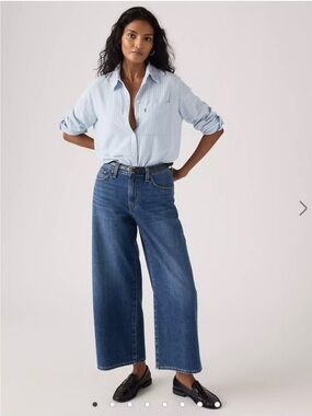 Levis Middy Wide Leg ankle Jeans in  Blue 26x27
Color kiss my feet